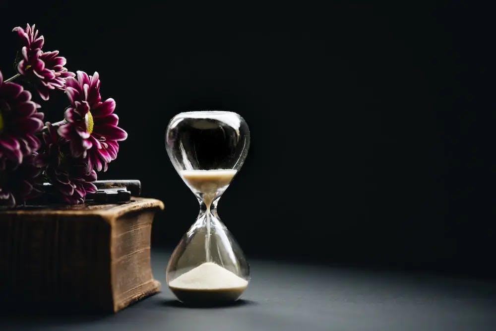 hourglass as metaphor for performance